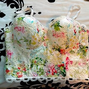 Corset size small. Never been worn
